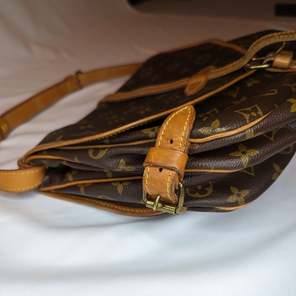 LOUIS VUITTON Saumur 35 Saddlebag - Picture 8 of 13